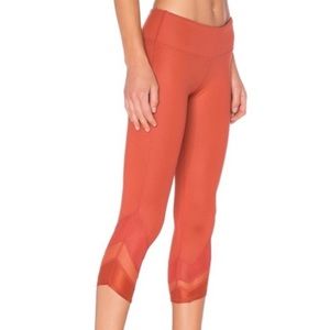 ALO YOGA capri leggings medium